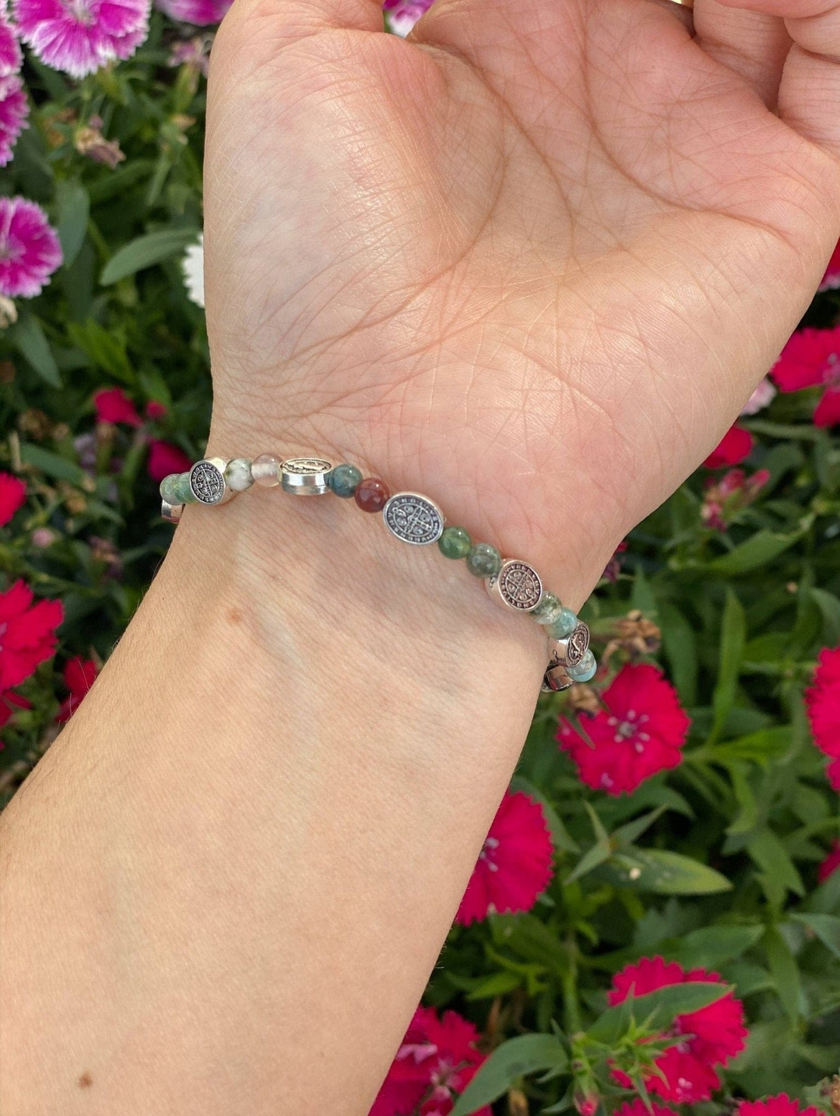 pulseras con piedras agatas y medalla de san benito- Shop Cosmic Healing