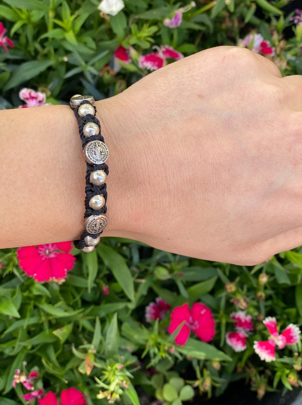 Pulsera negra con San Benito - Shop Cosmic Healing