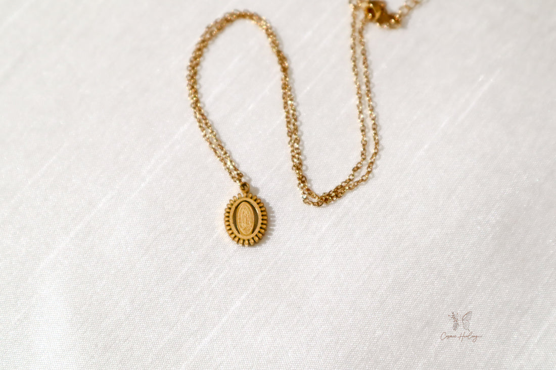 Clare Virgen de Guadalupe Scalloped Edge Necklace (Gold)